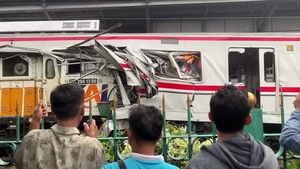 Hình ảnh thảm khốc tai nạn liên hoàn giữa 2 tàu hoả và taxi điện tại Indonesia