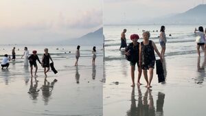 Clip hai bà cụ U80 dắt nhau tắm biển khiến dân mạng nghĩ đến đứa bạn hay lỡ hẹn