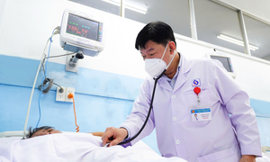 Bác sĩ cảnh báo đột quỵ gia tăng dịp nghỉ lễ, dễ nhầm với say nắng