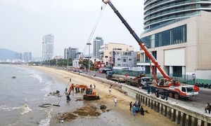 Trục vớt khối thép khổng lồ nghi là xe tăng bị vùi ở bãi biển Quy Nhơn 