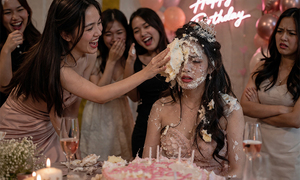 Bôi bánh kem lên mặt chủ nhân tiệc sinh nhật, thô lỗ vậy sao gọi là đùa vui