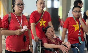 Cụ bà 80 tuổi xúc động thực hiện tâm nguyện cuối đời tại Dinh Độc Lập ngày 30/4