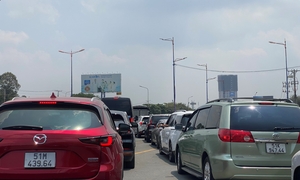 Kẹt xe hơn 10 km ở TP.HCM, phương tiện rồng rắn xếp hàng giữa nắng nóng