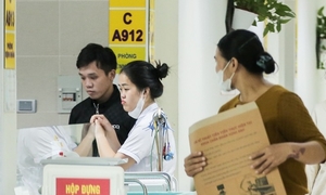 Người đàn ông hôn mê ngay cửa viện và nỗi đau phía sau lá đơn xin xuất viện sớm