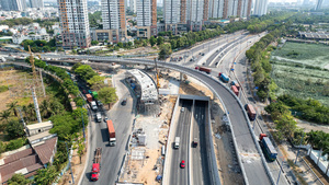 Công nhân đội nắng làm xuyên lễ, đẩy tiến độ các nút giao trọng điểm ở TP.HCM