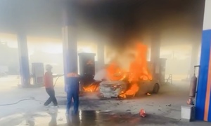 Ô tô bốc cháy ngùn ngụt khi đang đổ xăng, 2 người tử vong