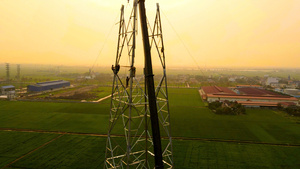 Đu mình trên độ cao hàng trăm mét, công nhân dựng cột điện 110kV xuyên lễ
