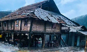 Dông lốc, mưa đá ở miền Bắc làm 5 người bị thương, 350 nhà tốc mái