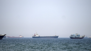 Tàu buôn Mỹ băng qua eo biển Hormuz thành công theo chiến dịch mới của ông Trump