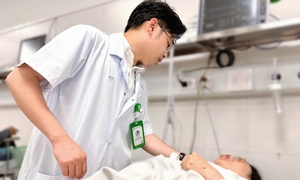 Tình trạng sức khoẻ của người phụ nữ mắc kẹt dưới gầm xe buýt ở Hà Nội 