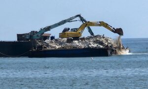 Xôn xao hình ảnh sà lan đổ vật liệu xuống biển Cửa Đại: Cơ quan chức năng Đà Nẵng nói gì?