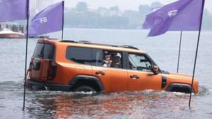 Mẫu xe SUV tích hợp chân vịt điện giúp bơi như thuyền