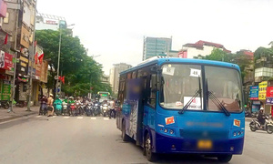 Vì sao người phụ nữ bị cuốn vào gầm xe buýt ở Hà Nội?