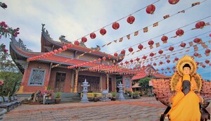 Kỳ bí 12 dòng cổ tự phía sau tượng Phật Lồi trong ngôi chùa ở Gia Lai