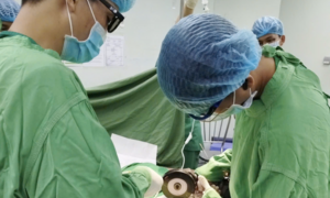 Ca cấp cứu hy hữu, bác sĩ dùng máy cắt bỏ đai ốc siết vùng nhạy cảm bệnh nhân