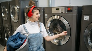 Vì sao máy giặt có cửa kính còn máy rửa bát thì không?