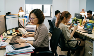 Đồng nghiệp gen Z vừa than 'bị dí deadline’ vừa miệt mài xem TikTok