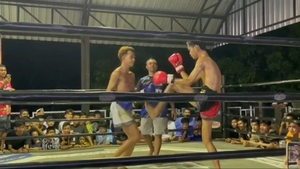 Con trai đánh nhau ngoài đường, 2 bà mẹ mở võ đài muay Thái giải quyết 'ân oán'