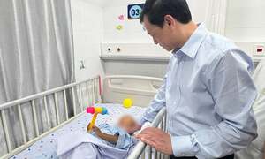 Hoàn cảnh éo le của bé trai 2 tuổi ở TP.HCM bị mẹ và cha dượng bạo hành