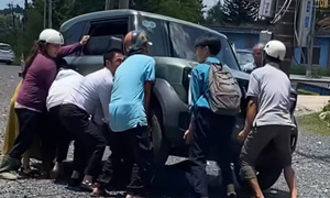 Nhiều người khiêng ô tô cứu nữ sinh mắc kẹt dưới gầm xe ở Lâm Đồng