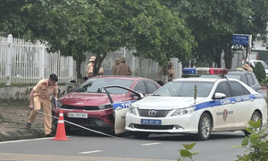 Vi phạm nồng độ cồn, tài xế đâm xe chuyên dụng của CSGT chạy trốn