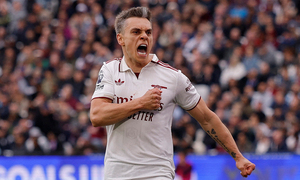 Video khoảnh khắc Arsenal 2 lần 'chết đi sống lại', Trossard ghi bàn hạ West Ham