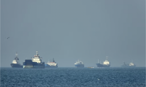 Iran triển khai các tàu ngầm mini để kiểm soát eo biển Hormuz