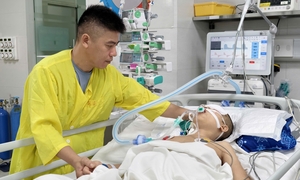 Mẹ 37 tuổi đứt tủy sau tai nạn, liệt hoàn toàn, con 8 tuổi mỗi đêm hỏi 'Bao giờ mẹ về?'
