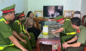 Công an vào cuộc vụ người phụ nữ dùng cào đập ô tô đi vào đường phơi lúa