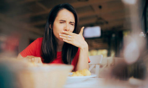 Nhà hàng buffet thu phí nôn mửa của những vị khách ăn no đến 'trớ'