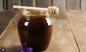 Mật ong bị đen do để lâu ngày còn dùng được không?