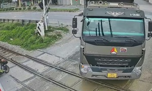 Video: Khoảnh khắc xe tải liều lĩnh tông gác chắn, vượt đường sắt lúc tàu đang tới
