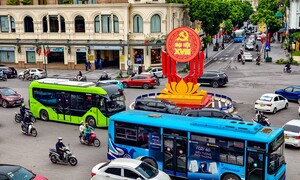 Hà Nội dự kiến miễn phí vé xe buýt, metro cho sinh viên, công nhân, người nghèo