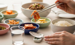 Vì sao người Hàn Quốc không bưng bát lên khi ăn cơm?
