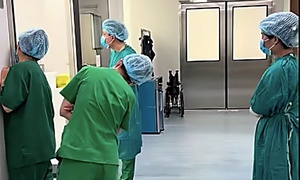 Thấy bác sĩ nép sau cánh cửa phòng mổ, nhiều người tưởng 'trốn việc' và sự thật phía sau