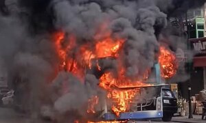 Xe buýt cháy ngùn ngụt trên phố Hà Nội, 10 hành khách thoát nạn