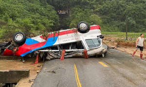 Mưa lũ cuốn trôi xe khách, tàn phá đường ở Cao Bằng