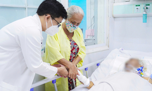 Tắm nước lạnh giải nhiệt ngày nóng, cụ bà 86 tuổi viêm phổi nặng