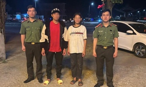 Công an giúp 2 anh em khuyết tật lạc từ miền núi Nghệ An vào Hà Tĩnh trở về nhà
