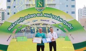 HLV Guillaume Graechen được vinh danh tại Ngày hội bóng đá nhí Nutifood 2026