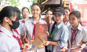 Những món quà lưu giữ ký ức lịch sử tại 'Trở về thời khắc thiêng liêng'