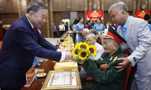 Tổng Bí thư, Chủ tịch nước dự lễ trao tặng Huy hiệu Đảng cho đảng viên ở Hà Nội
