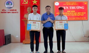 Tặng Huy hiệu 'Tuổi trẻ dũng cảm' cho hai nam sinh lao xuống sông cứu người