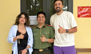 Quên túi chứa gần 1.000 USD trên xe khách, du khách được công an hỗ trợ tìm lại