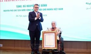 Nguyên Phó Chủ tịch nước Nguyễn Thị Bình nhận Huân chương Ngôi sao Công trạng