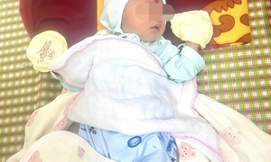 Bé trai sơ sinh bị bỏ trước cổng chùa ở Bắc Ninh, kèm thư nhờ cưu mang