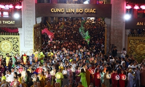 Dòng người cung rước kim thân Đức Phật, mừng Đại lễ Phật đản ở TP.HCM
