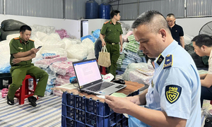 Triệt phá điểm sản xuất băng vệ sinh giả thương hiệu nổi tiếng