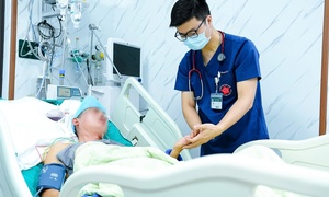 Bác sĩ BV Bạch Mai cảnh báo nguy cơ đột quỵ do tắm ngay sau khi đi nắng