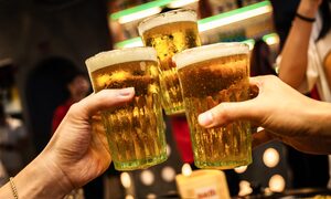 Vì sao trong ngày nóng, bạn càng uống nhiều bia càng dễ mất nước?